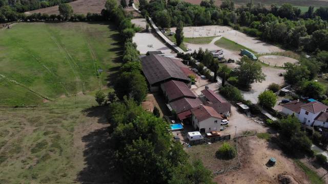 Etablissement equestre en activite 25 ha proche lyon
