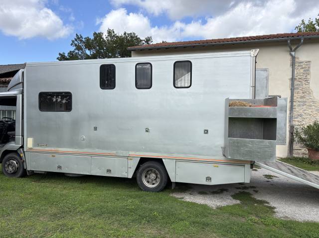 Vends camion 3 chevaux avec home car