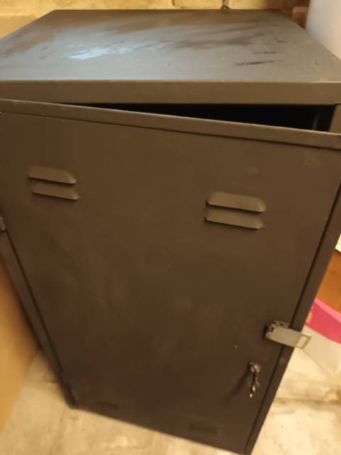 un casier en métal d'équitation á vendre