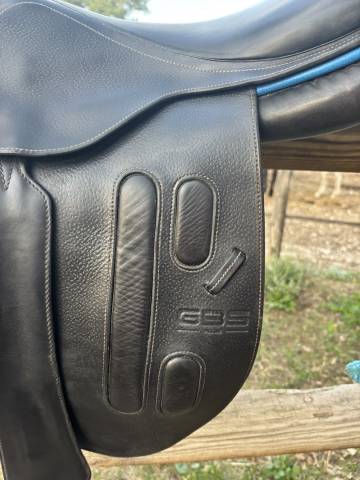 Selle GBS noire 18" – liseré bleu – très bon état