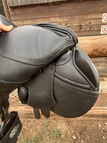 Selle GBS noire 18" – liseré bleu – très bon état