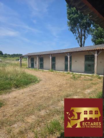 Ancien poney club sur 10 hectares -