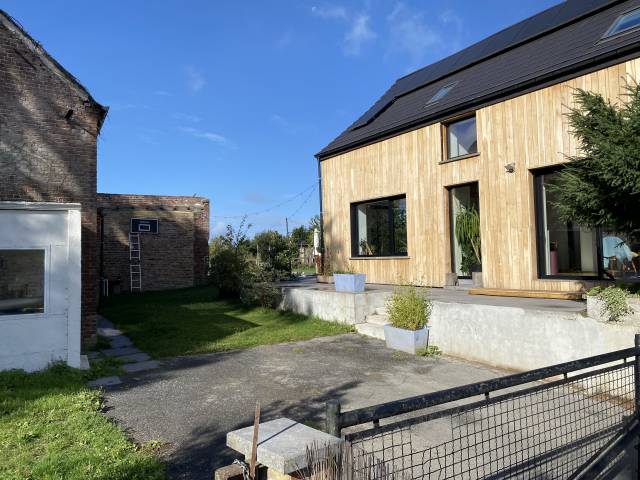 Fermette sur 88 ares, boxes, paddock et prairie.