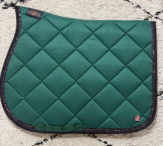 Tapis de selle JU & PA Vert CSO - Galon pailleté