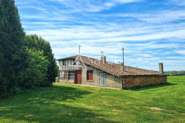 Ancienne ferme 151 m² habitable avec dépendances sur 7 ha sect