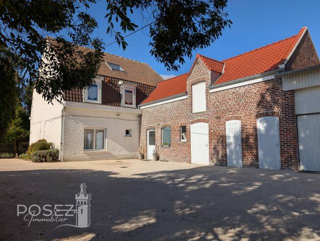 Corps de ferme avec boxes à chevaux et pâture 8000 m²