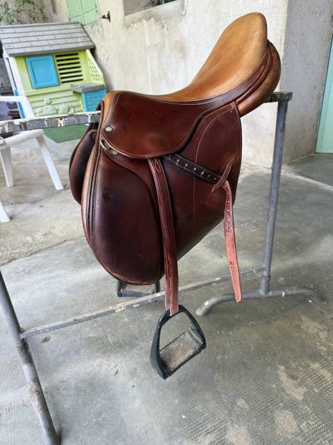 Selle childeric semi creux en 17,5