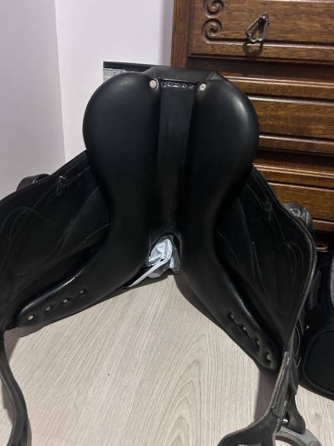 À vendre selle 16,5 antares dressage 