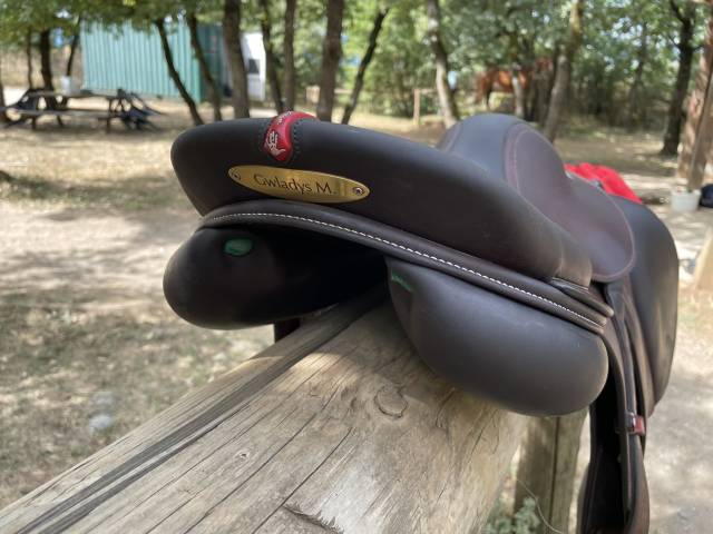 Selle Équipe 17 pouces excellent etat