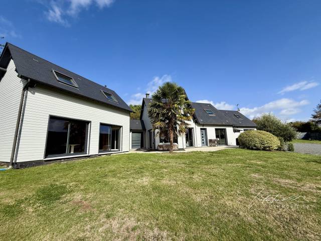 Maison contemporaine avec une vue dégagée
