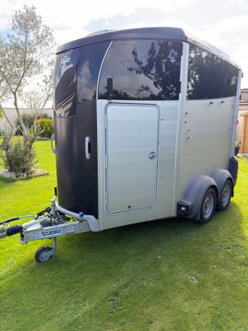 Van chevaux ifor william's hbx 506 - 2 places
