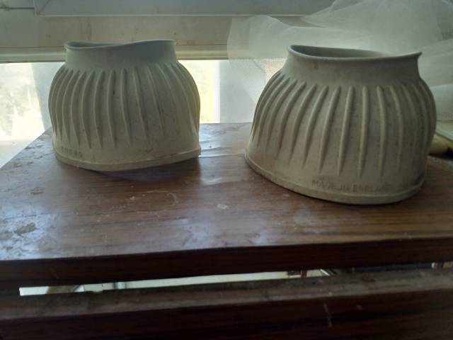 Une paire de cloches non ouvrantes 