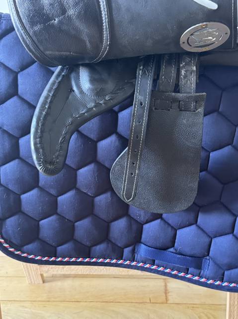 Selle mixte en cuir noir 16,5 pouces