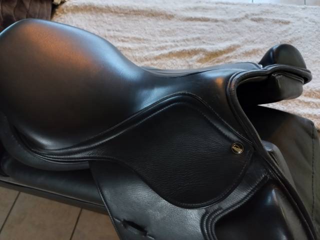 Selle CSO cuir doublé 16,5