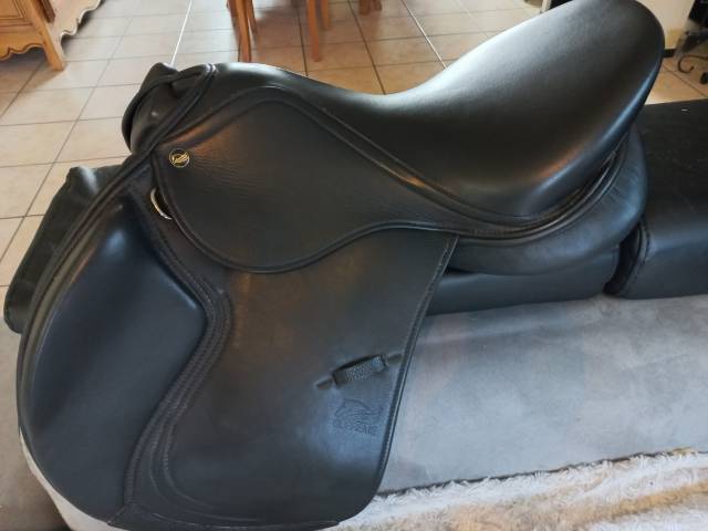 Selle CSO cuir doublé 16,5