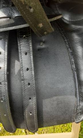 Selle en cuir noire taille 17,5