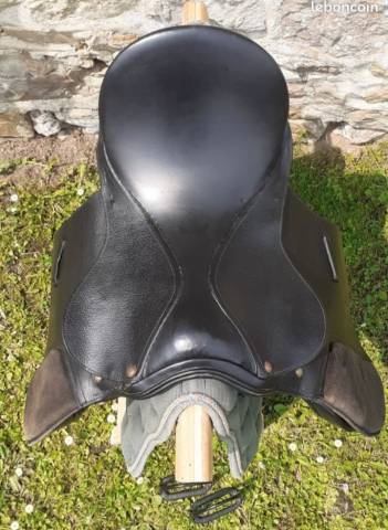Selle en cuir noire taille 17,5