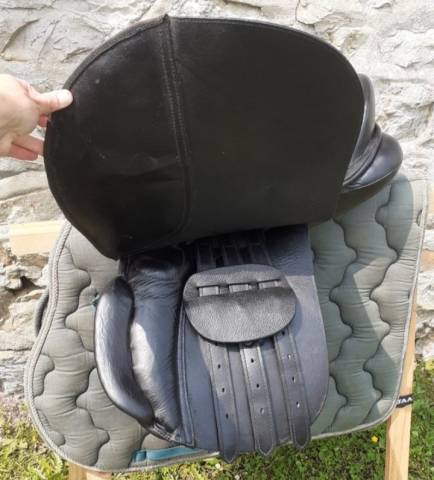 Selle en cuir noire taille 17,5