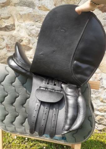 Selle en cuir noire taille 17,5