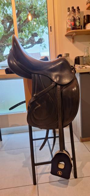 Selle de dressage antares  Signature 17.5