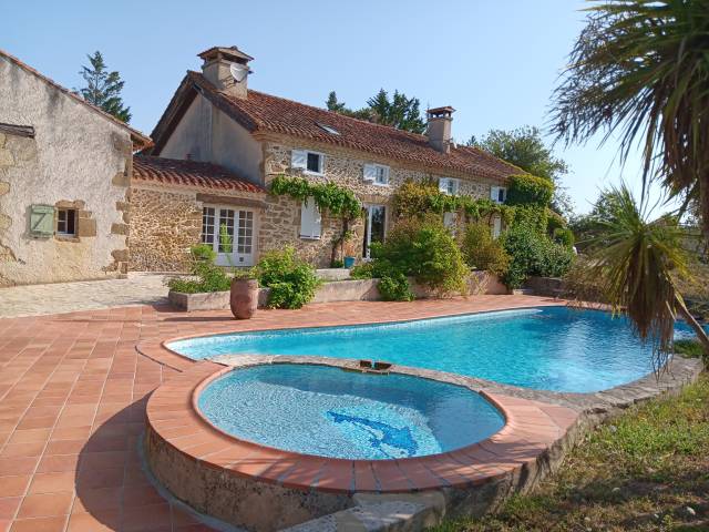 Superbe propriété maison, stabulation, 2 hectares foret