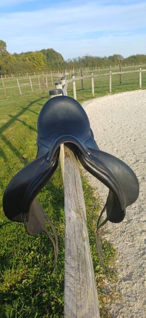 Selle de dressage Devoucoux modèle MAKILA HARMONIE S