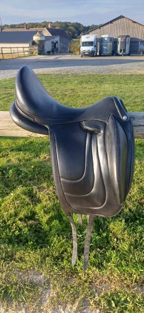 Selle de dressage Devoucoux modèle MAKILA HARMONIE S