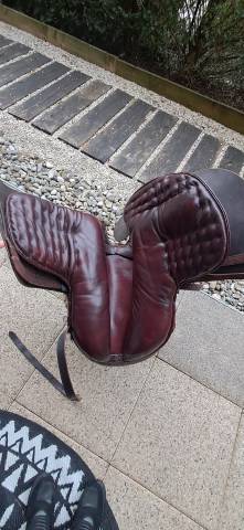 Selle amazone entièrement équipée 