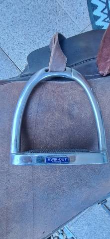 Selle amazone entièrement équipée 