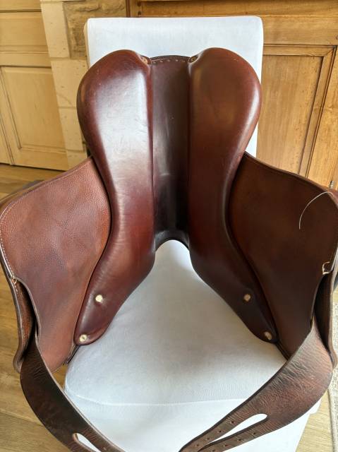 Selle Meyer de 2023. Taille de siège : 17