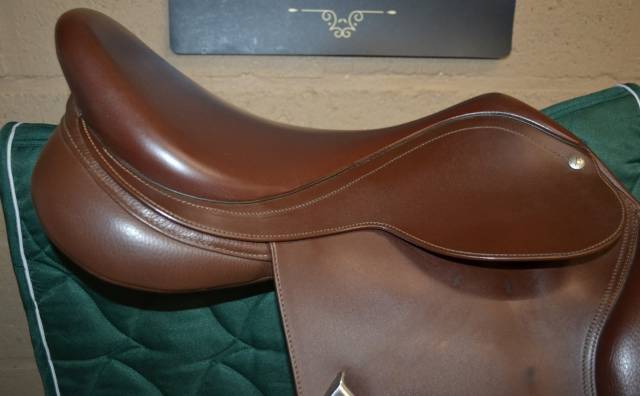 Selle Bates Caprilli Close Contact Cair – 17" – Cuir br