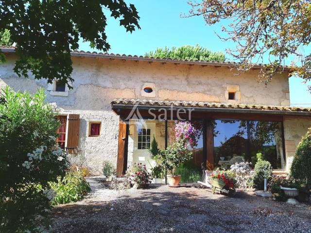 Petite exploitation à vocation élevage avec atelier transforma