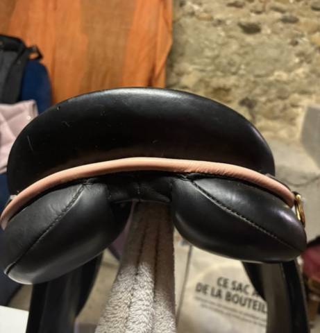 Selle mixte JMR 16,5” cuir noir liseré rose – très bon 