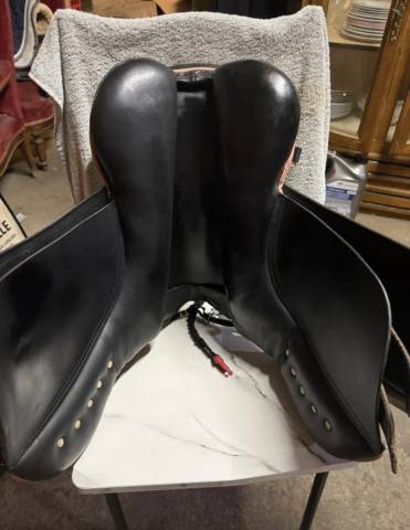 Selle mixte JMR 16,5” cuir noir liseré rose – très bon 