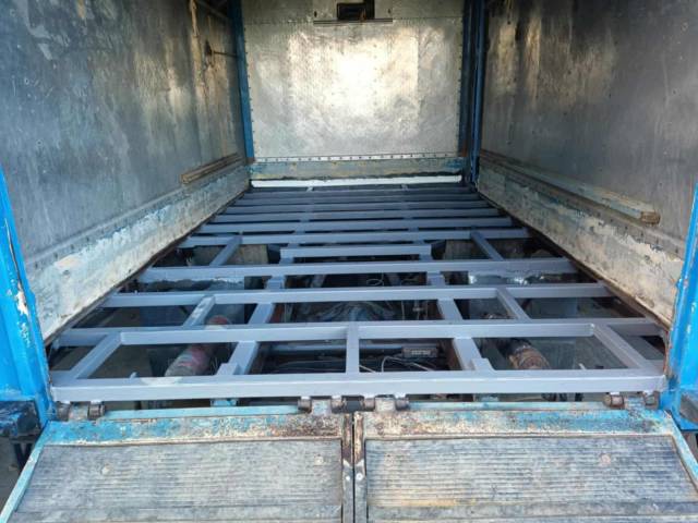 Poids-lourd bétaillière mercedes 711d