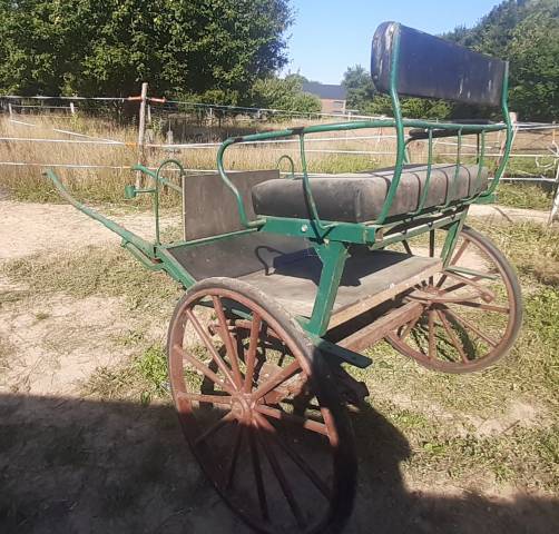 Donne charrette attelage 2 roues