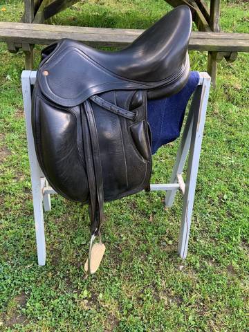 Selle de dressage Fleur de Lys - 17 pouces