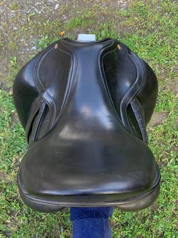 Selle de dressage Fleur de Lys - 17 pouces