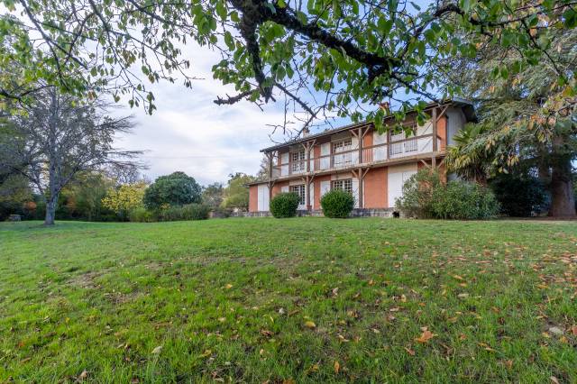 Grande maison avec vue imprenable sur les pyrénées, à 1