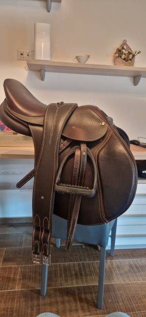 Selle en cuire Marron 17" TREADSTONE AUXONNE