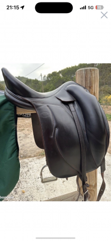 Selle Devoucoux dressage taille 17 marron