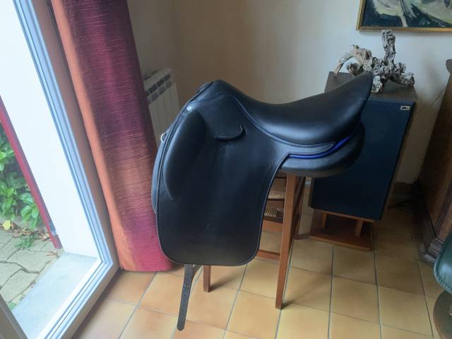 Vends selle de dressage Manta.