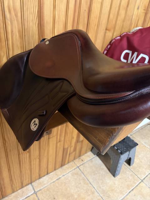 Selle MEYER semi plate taille 17 en parfait état 