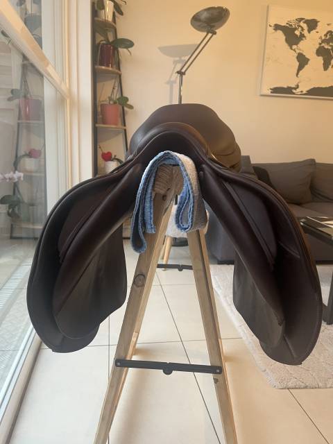 Selle cwd 2018 modèle SE01 siège plat taille 17,5