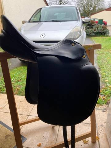 Selle de dressage noire Prestige 17 pouces