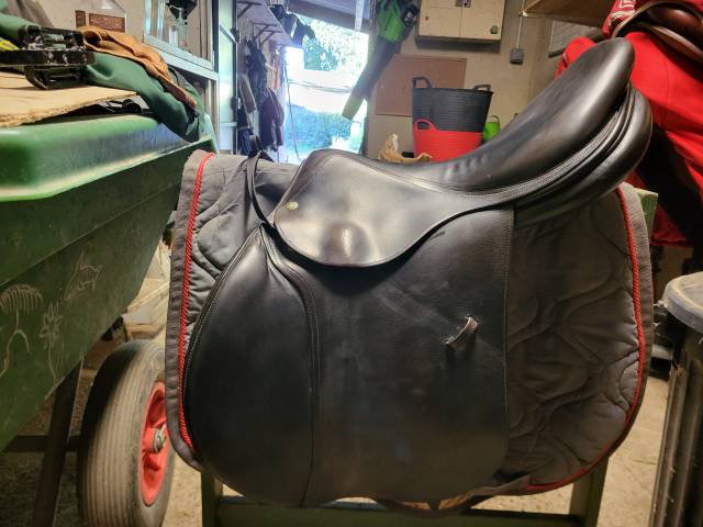 Selle Devoucoux 2002 en bon &eacute;tat 17,5