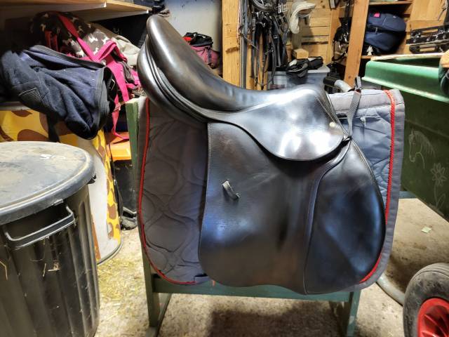 Selle Devoucoux 2002 en bon &eacute;tat 17,5