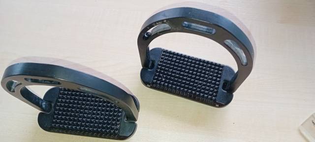 Étriers aluminium noirs