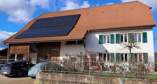 Ferme équestre rénovée avec 4 boxes et un paddock
