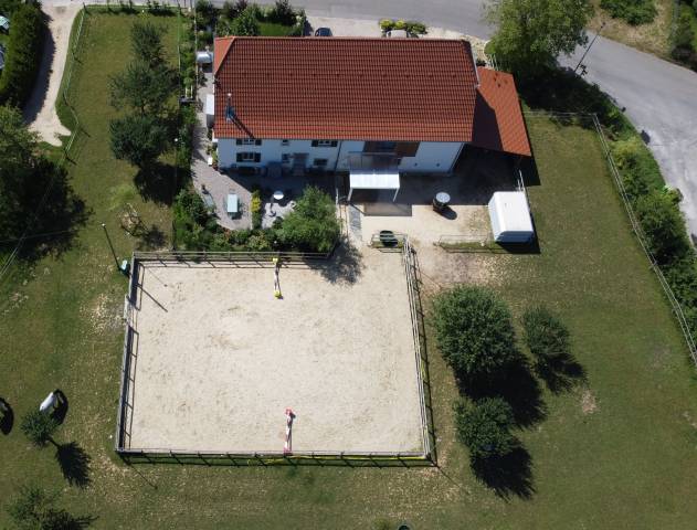 Ferme équestre rénovée avec 4 boxes et un paddock